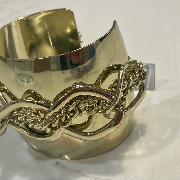NWT Guess gold tone chain cuff statement bracelet - Picture 4 of 6